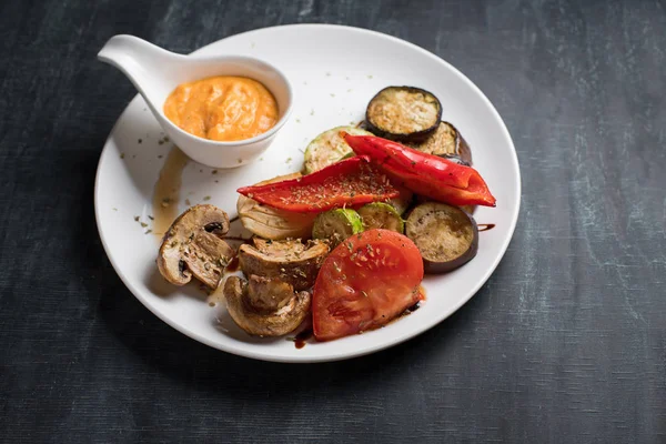 Verduras al horno, champiñones, tomates, berenjenas, pimienta en un plato. Comida saludable. Vista superior — Foto de Stock