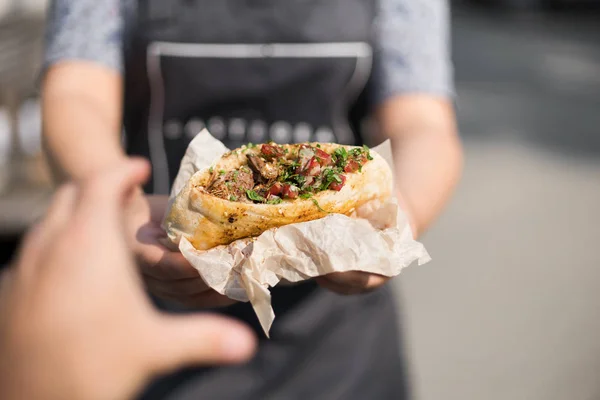 falafel ve pide ekmek taze sebze. Satış, aşçı ve alıcı el çerçevesinde