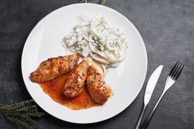 Kayrak, taş veya beton arka plan üzerinde sebze salatası ile tavuk fileto ızgara. Üstten Görünüm.