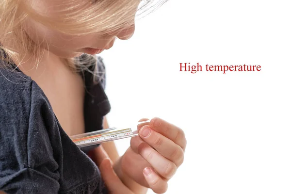 Het kleine meisje meet de temperatuur. kwik-thermometer. Close-up. Kijkt naar de thermometer als de temperatuur stijgt. — Stockfoto