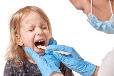 Sağlık kavramı: küçük kızın boğazını sağlık uzmanı tarafından muayene olması