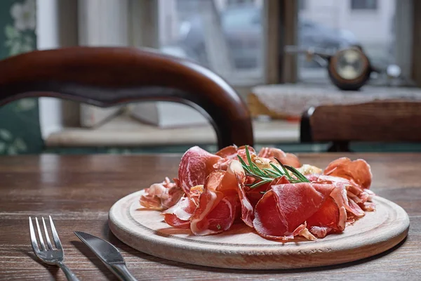 Fa vágódeszka, fából készült asztal háttér prosciutto sajttal. — Stock Fotó