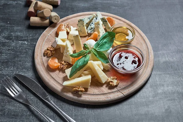 Сырная тарелка с сыром Dorblu, Пармезан, Бри, Камамбер и Рокфор в обслуживании на столе от старого дерева . — стоковое фото