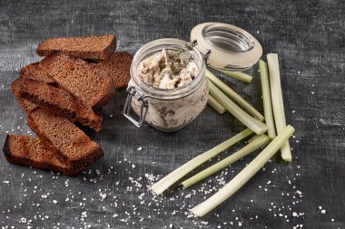 Uskumru, buradan Forshmak Yapıştır kızartır kızarmış ekmek, ahşap masa üzerinden. Üstten Görünüm. seçici odak.