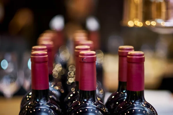 Garrafas de vinho com profundidade de campo rasa . — Fotografia de Stock