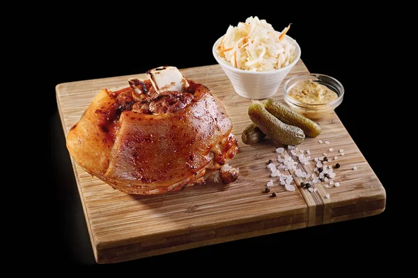 Vista de cerca del sabroso nudillo de cerdo asado con salsas en tablero de madera — Foto de Stock