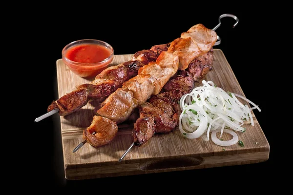Siyah arka plan üzerine bir mangal şiş üzerinde geleneksel Rus kebab