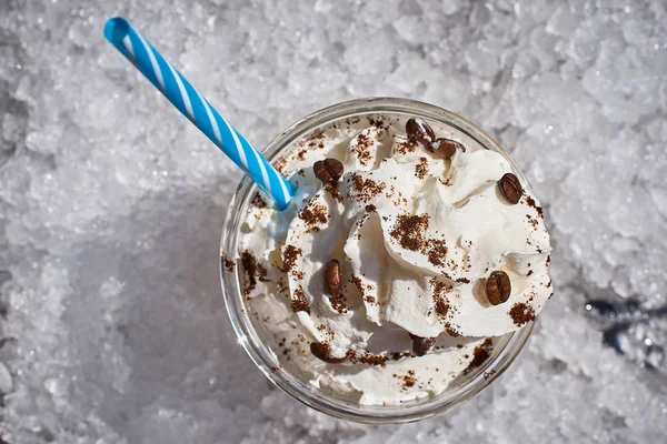 Un verre de café glacé, sur un tas de glace. foyer sélectif avec la glace — Photo