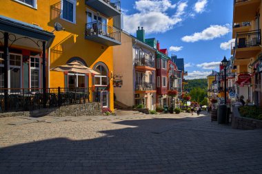 Mont-Tremblant, Quebec, Kanada, - 13 Eylül 2018: Mont-Tremblant kayak merkezi, ana girişte turistler, Avrupa manzaralı bir yıl boyunca kayak merkezi