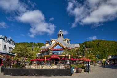 Mont-Tremblant, Quebec, Kanada, - 13 Eylül 2018: Mont-Tremblant kayak merkezi, ana girişte turistler, Avrupa manzaralı bir yıl boyunca kayak merkezi