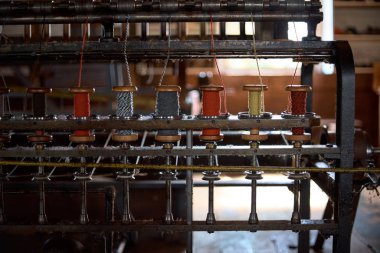 Eski bir dokuma tezgahında renkli yün iplikler, Kanada 'da geleneksel iplik.