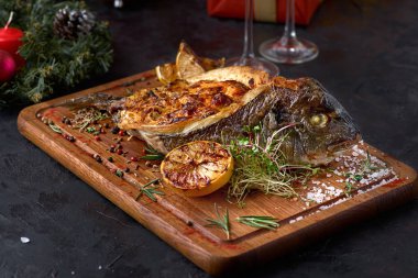 Farklı sebze ile doldurulmuş ızgara dorado balık.