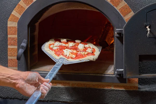 Food-Konzept. Zubereitung traditioneller italienischer Pizza. Pizza vor dem Ofen. — Stockfoto