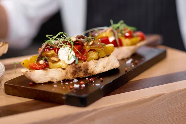 Italienisches Bruschetta oder Sandwich mit Tomaten und Basilikum — Stockfoto