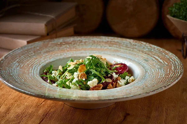 Ensalada con remolacha, queso feta, rúcula y aderezo picante sobre un fondo rústico. Alimento saludable . — Foto de Stock