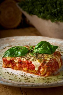 Ahşap masada domuz pastırmalı ve sebzeli bir tabak sahanda yumurta. Masada İngiliz kahvaltısı