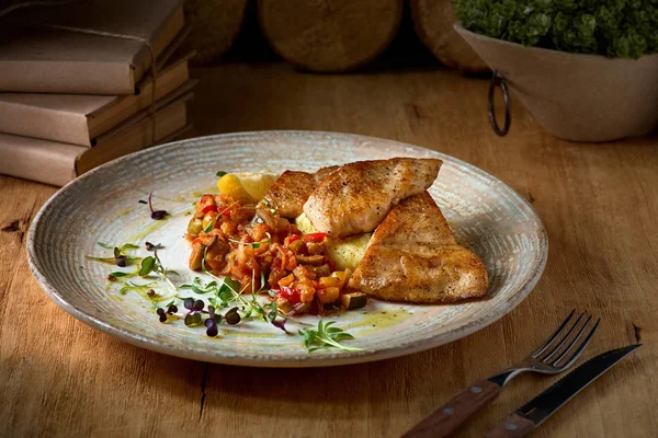 Filete de pescado Zander y puré de papas, plato en un plato sobre una mesa de madera . — Foto de Stock