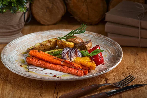 Verduras verdes a la parrilla - pimiento, cebolla, patatas, markov y romero en un plato. Sobre una mesa de madera de cerca —  Fotos de Stock