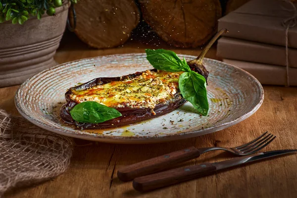 Aubergine, vlees stoofschotels, tomaten, kaas, heerlijke Italiaanse schotel. Op de houten tafel — Stockfoto