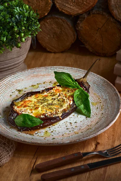 Aubergine, vlees stoofschotels, tomaten, kaas, heerlijke Italiaanse schotel. Op de houten tafel — Stockfoto