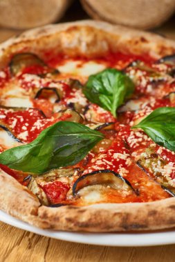 Patlıcan, mozarella, fesleğen ve domatesli geleneksel İtalyan pizzası.