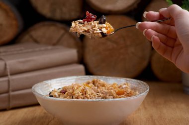 Sağlıklı kahvaltı konsepti. Yulaf ezmesi, yoğurtlu kinoa granola, kurutulmuş meyve, tohumlar, bal, gri beton arka planda hurma, üst manzara, kopyalama alanı. Alerji dostu, glütensiz konsept.