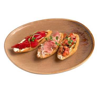 Şarap için fırça seti beyaz arka planda izole edilmiş beyaz tabakta çeşitli küçük sandviçler aperatifler