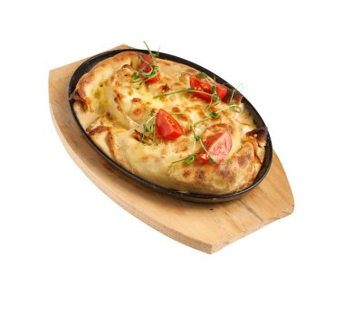 Vertuta - tavada peynirli hamur. Moldova ve Ukrayna mutfağının lezzetli ve lezzetli hamur işleri. Beyaz arkaplan üzerine seçici odak yan görünümü