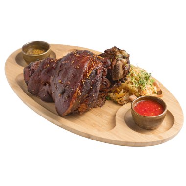 Beyaz arka planda kızartılmış domuz eti.