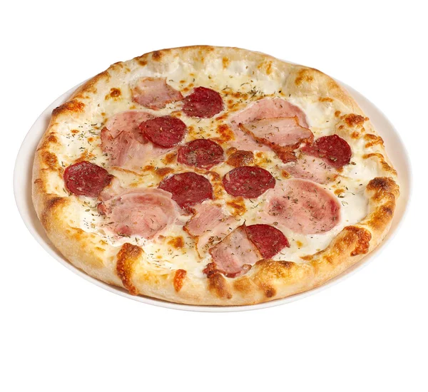 Délicieuse pizza au salami, jambon, mozzarella, isolée sur fond blanc — Photo