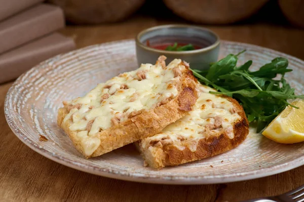 kaşar peyniri ile tepesinde bir tuna melt closeup