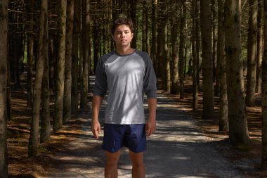 Spor ve spor koşucusu portresi maraton koşusundan sonra ormanda dinleniyor ve açık havada yüksek yoğunluklu koşu antrenmanı yapıyor. Erkek atlet spor modeli formda ve sağlıklı hedefler.