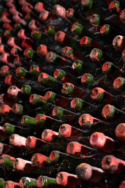 Bir sürü cam şişe ve kırsal şarap deposu olan eski şarap mahzeni. Arkaplan olarak kullanışlı