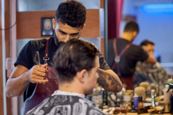 Master Cuts Hair Beard Men Barbershop Hairdresser Makes Hairstyle Young — Stock Photo, Image