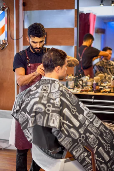 Master Cuts Hair Beard Men Barbershop Hairdresser Makes Hairstyle Young — Stock Photo, Image