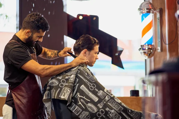 Master Cuts Hair Beard Men Barbershop Hairdresser Makes Hairstyle Young — Stock Photo, Image