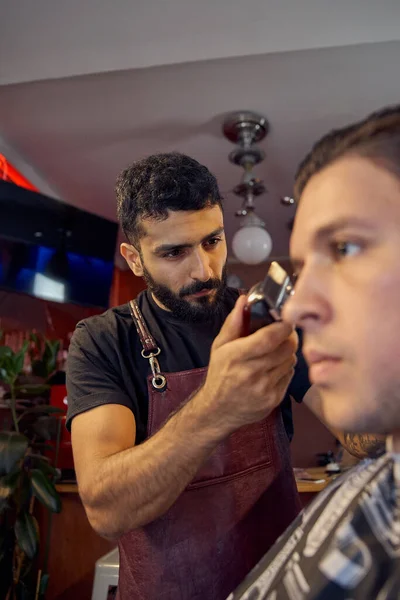 Master Cuts Hair Beard Men Barbershop Hairdresser Makes Hairstyle Young — Stock Photo, Image
