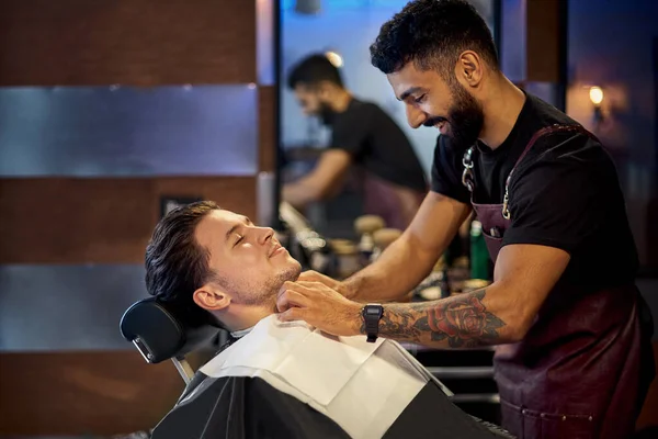 Shaving Process Beards Barbershop Master Makes Client Shave His Beard — Stock Photo, Image