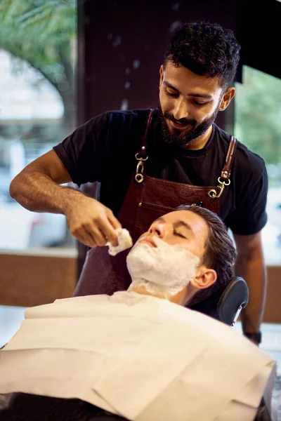 Shaving Process Beards Barbershop Master Makes Client Shave His Beard — Stock Photo, Image