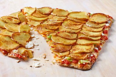 Tarte Flambee ya da Flammkuchen, tahta kesim tahtasında patates, geleneksel Alsas turtası, kırsal tarzda, yakın plan..