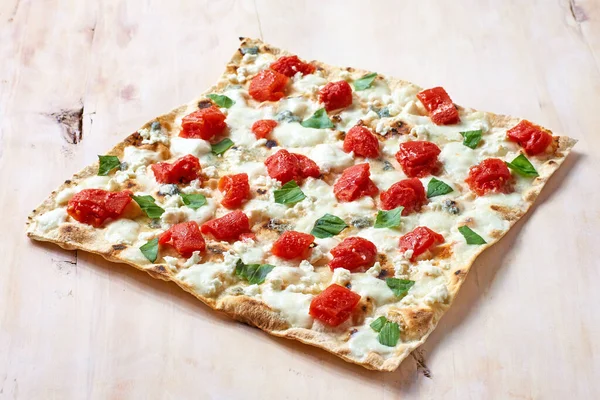 Traditioneller Flammkuchen Mit Creme Fraiche Tomaten Und Käse Auf Einem — Stockfoto