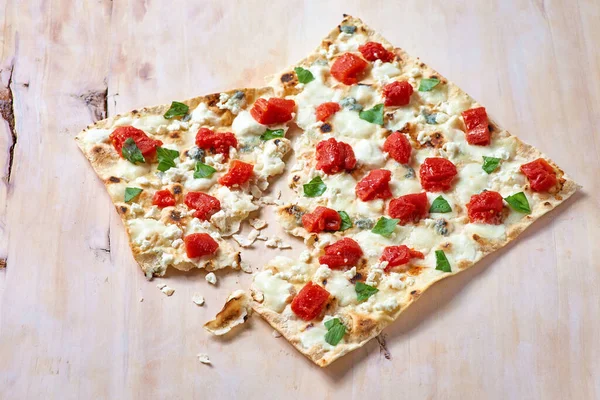 Traditioneller Flammkuchen Mit Creme Fraiche Tomaten Und Käse Auf Einem — Stockfoto