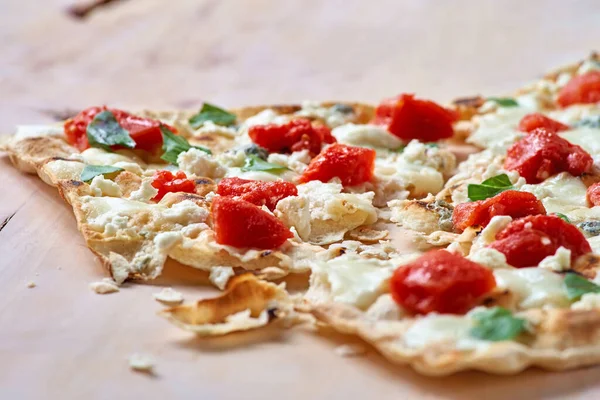 Traditioneller Flammkuchen Mit Creme Fraiche Tomaten Und Käse Auf Einem — Stockfoto