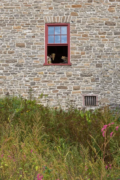 カナダの田舎の野外博物館の石造りの家の美しいアンティークの窓 — ストック写真