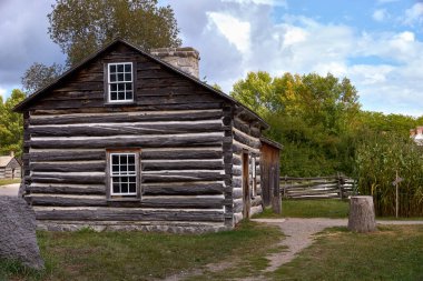 Morrisburg, Kanada 17 Ekim 2019: müze Ontario 'da bir açık hava mirası, Yukarı Kanada Köyü, Eski ahşap binalar yünlü fabrikalar, Kanada' da geleneksel tarihi yaşam tarzı. Kanada 'ya seyahat.