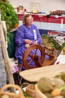 UPPER CANADA VILLAGE, MORRISBURG, ONTARIO, CANADA - 17 Ekim 2019: Aktörler Ontario Açık Hava Mirasları Müzesi 'nde bir ortaçağ festivalinde sakinlerin rolünü oynarlar. Seyirciler, turistler gösteriye yoldan bakıyor. Kanada 'ya seyahat.