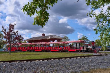 Morrisburg, Kanada 17 Ekim 2019: Ontario Heritage Açık Hava Müzesi, Yukarı Kanada Köyü, tema parkındaki tren. Kanada 'da yaşam tarzı.
