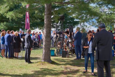 Magog, Quebec, Kanada - 8 Eylül 2018: Başbakan adayı, Francois Lego seçmenlerle Magog, Quebec, Kanada 'da bir araya geldi.