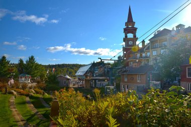 Mont-Tremblant, Quebec, Kanada, - 13 Eylül 2018: Mont-Tremblant kayak merkezi, ana girişte turistler, Avrupa manzaralı bir yıl boyunca kayak merkezi.