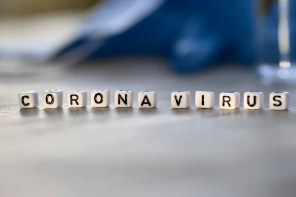 Szó Coronavirus, kockák betűkkel, koncepció a globális vírusos fenyegetés Covid 19 — Stock Fotó